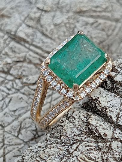 Золотое кольцо с бриллиантами и изумрудом