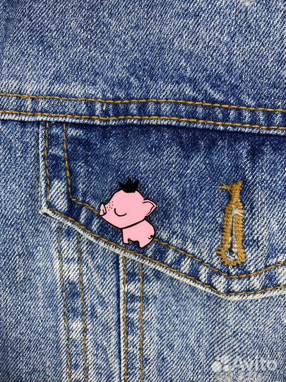 Значок Свинка на спинке. Принцеска. Свинка деловая