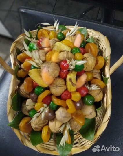 Букет из орехов и сухофруктов в корзине