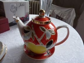 Большой чайник старинный (СССР) с блюдцем