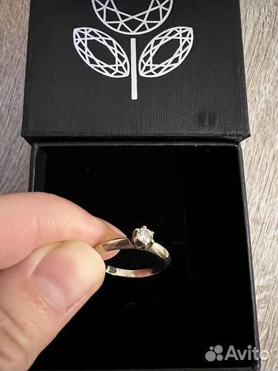 Кольцо из белого золота с бриллиантом