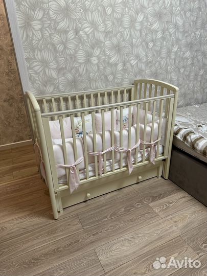 Детская кроватка с маятником