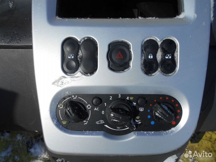 Торпедо Renault Sandero 2008-2013