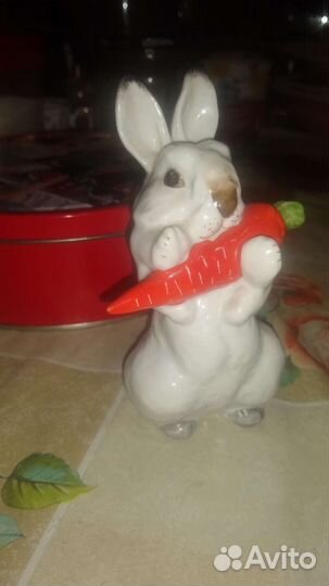 Винтаж.Фарфоровая статуэтка.Заяц с морковкой