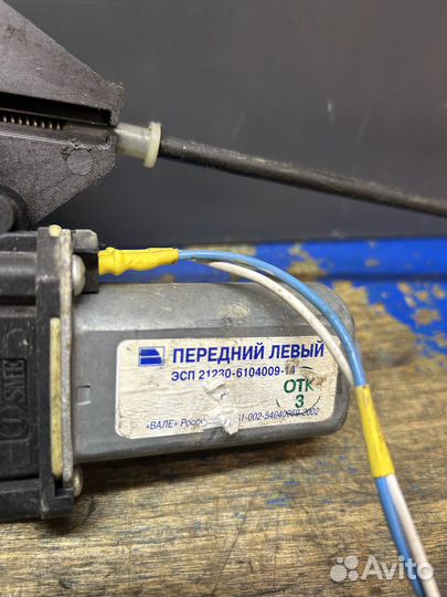 Передний левый стеклоподъемник Нива Шевроле