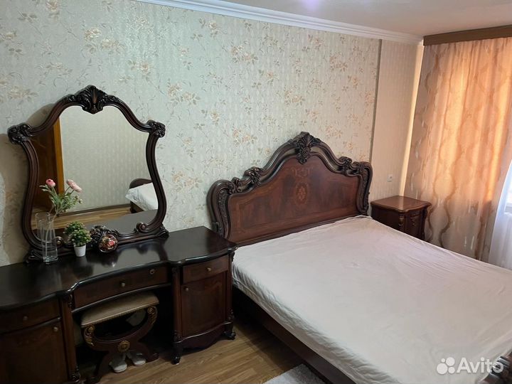 Кровать и комод