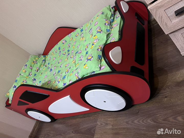 Детская кровать машина с матрасом + комплект белья