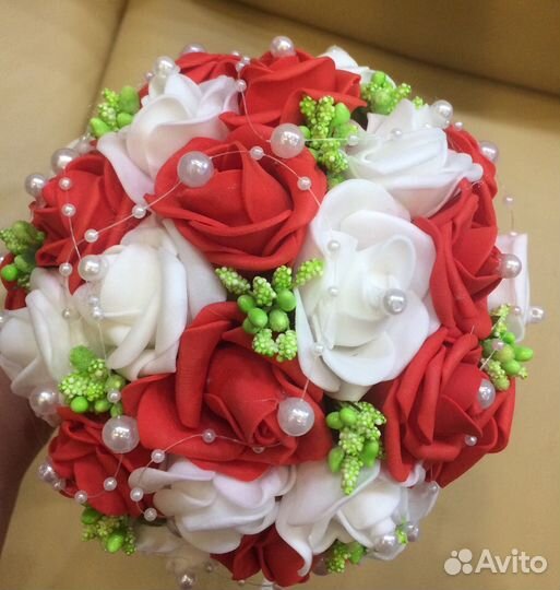 Свадебные букеты, бутоньерки, подвязки в разной цв