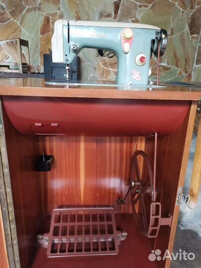 Швейная машинка LADA