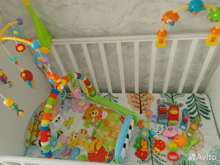 Детская кроватка с игрушками