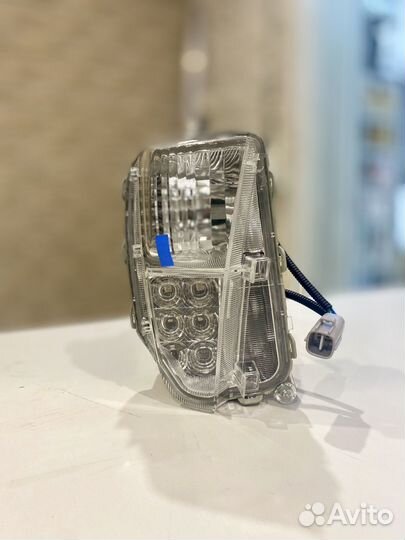 LED дхо/Поворотник правый toyota prius 3