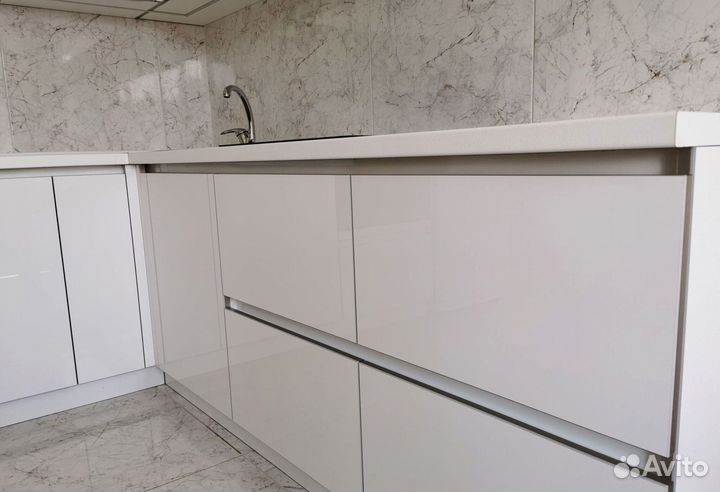 Угловая в потолок кухня на заказ