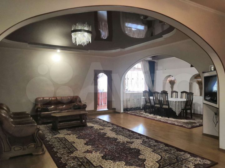 Дом 323,9 м² на участке 5,5 сот.