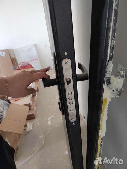 Дверь входная металлическая от застройщика
