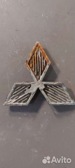 Эмблема переднего бампера на Mitsubishi Lancer 10