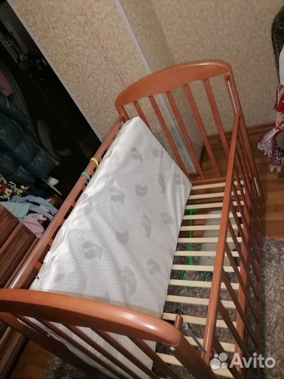 Детская кроватка с маятником