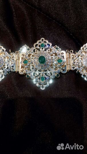 Ремень с зелёными камнями