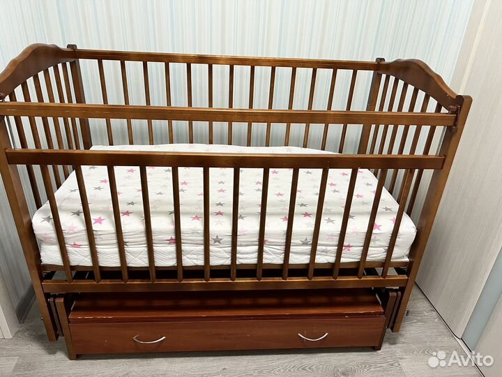 Детская кроватка с маятником