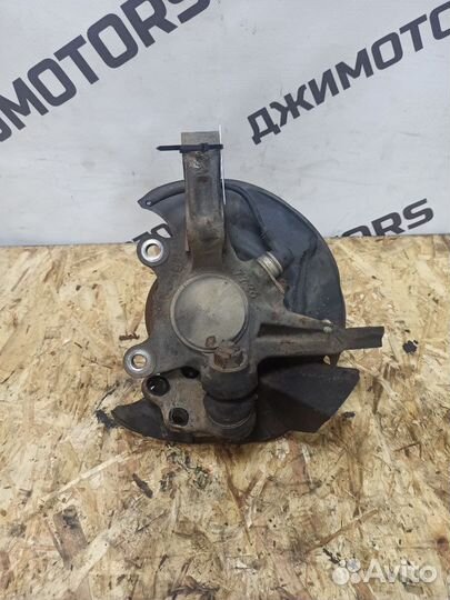 Кулак передний правый Nissan Serena C23