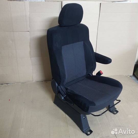 Водительское сидение delica d5