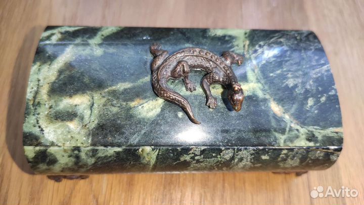 Шкатулка с фигуркой ящерицы на крышке из змеевика