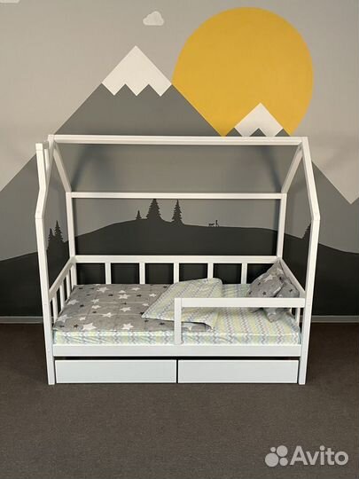 Детская кроватка домик с крышей из дерева