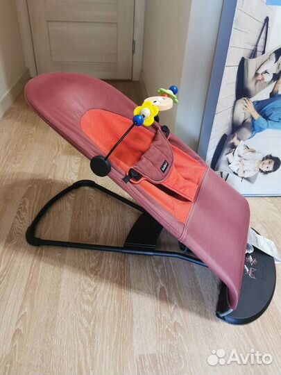 Шезлонг babybjorn с игрушкой