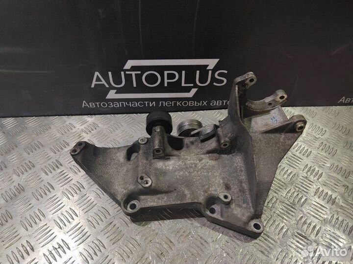 Кронштейн генератора Renault Laguna F4P 774