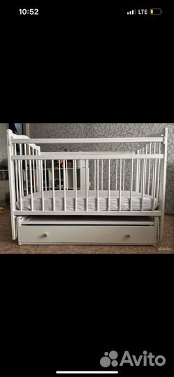 Детская кроватка с маятником и ящиком