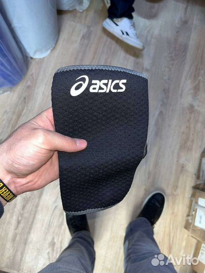 Суппорт локтя фирмы asics (короткий)