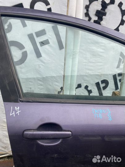 Стекло двери передней право для Peugeot 307