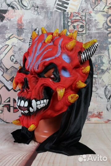 Маска дьявол с шипами и зубами на хэллоуин