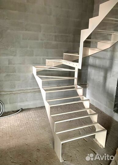 Лестница для коттеджа на заказ