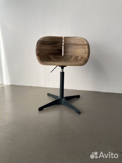 Компьютерный стул из ореха