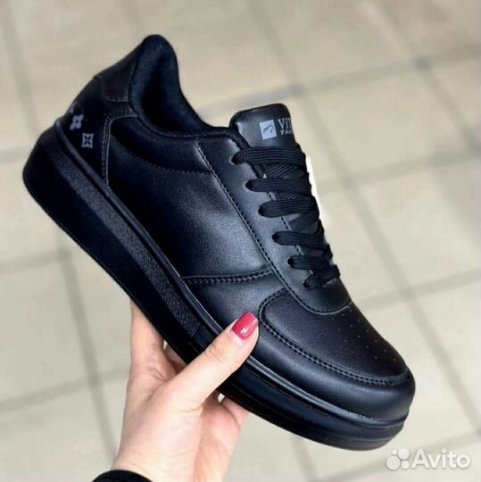 Кроссовки разные