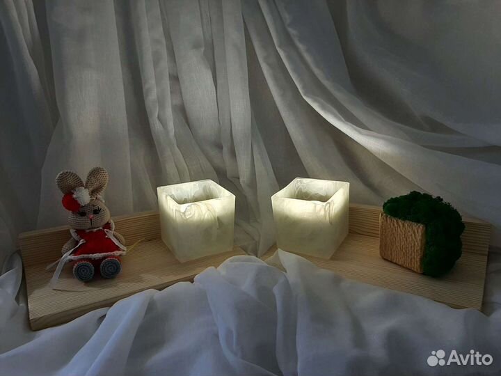 Настенная прикроватная полочка с светильником