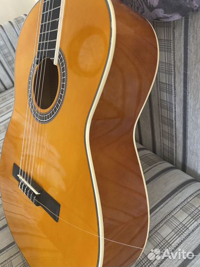Классическая акустическая гитара