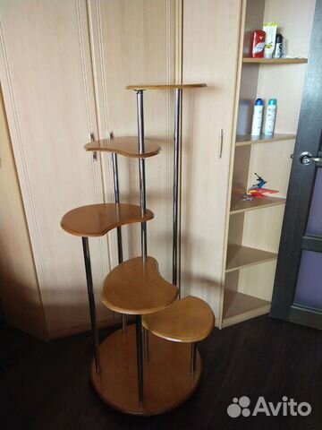 Полка под цветы, высота от пола 140 см. В отличном