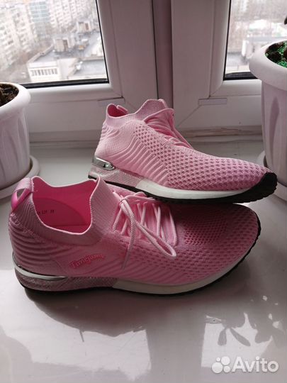 Кроссовки женские 39 р новые