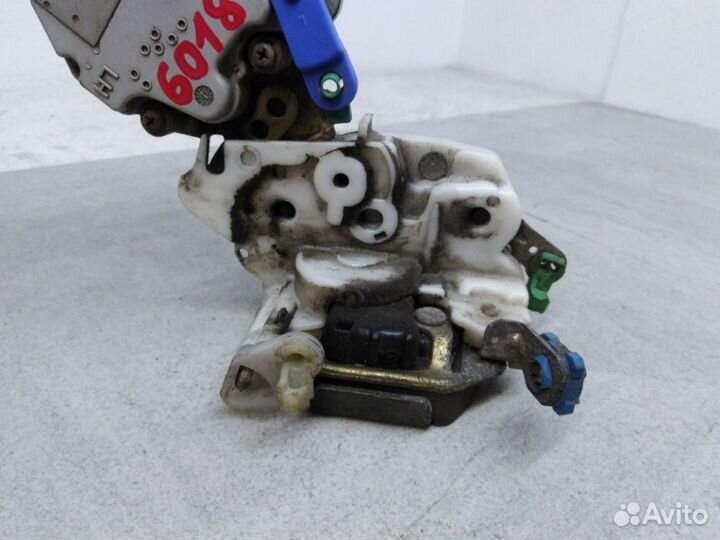 Замок двери передней левой