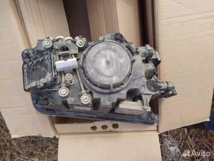 Фара правая Volvo FH 13 2008-13 ксенон