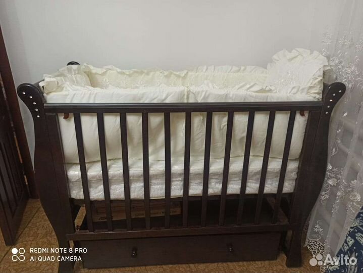 Детская кроватка с продольным маятником