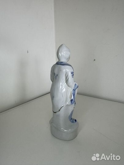 Фарфоровая статуэтка
