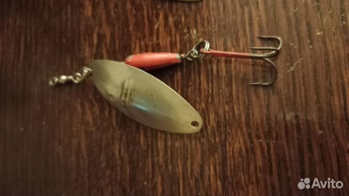 Рыболовные снасти: блёсны, катушка, крючки, челнок