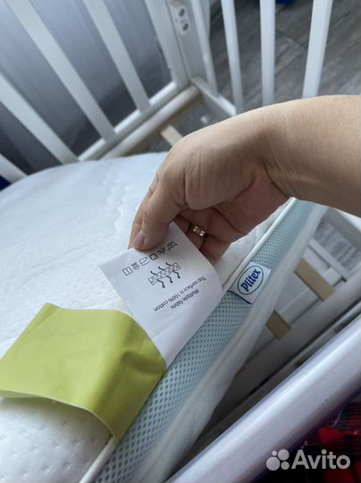 Детская кроватка с маятником белая