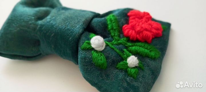 Бант на заколке с вышивкой