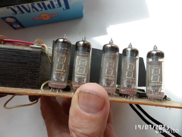 Печатная плата часов с деталями