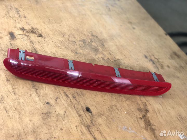 Фонарь на крышку багажника Volkswagen Tiguan 2010