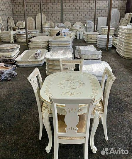 Кухонный стол и стулья