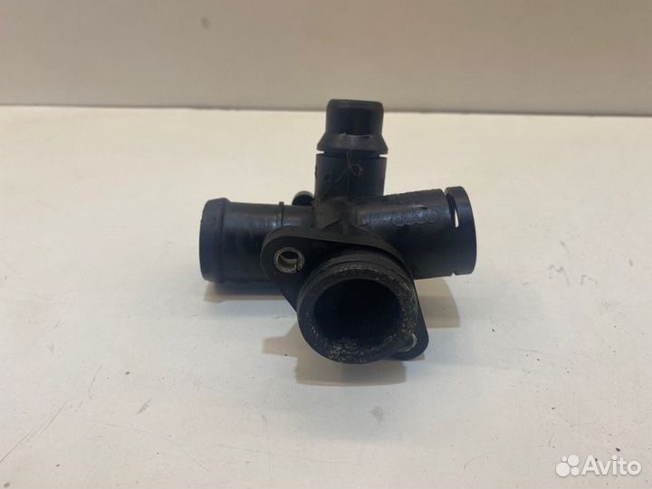 Фланец системы охлаждения Audi A6 C6 2.0 2008